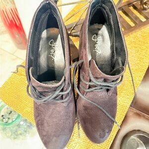 Women’s Lace-Up Suede Ankle Boots - Black (Unbranded)